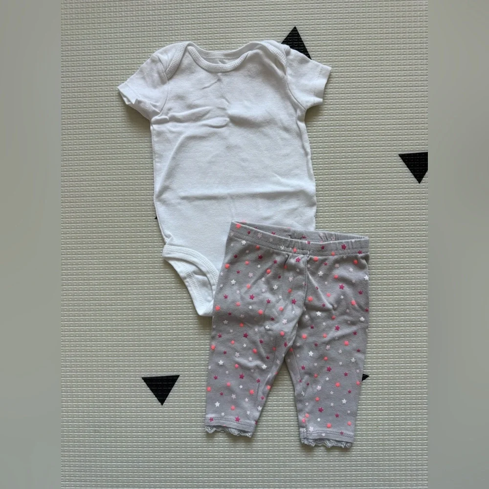 Carters|Baby girl bodysuit & leggings set White Onesie & Gray Star leggings•3M